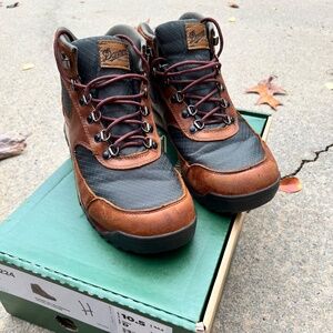 Danner Jag 10.5 US mens Boot D Width